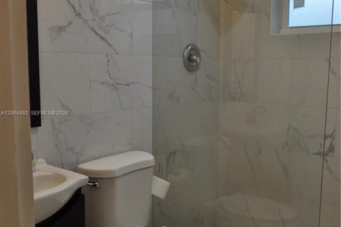 Casa en venta en Hialeah, Florida, 2 dormitorios, 91.32 m2 № 2279540 - foto 19