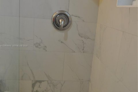 Casa en venta en Hialeah, Florida, 2 dormitorios, 91.32 m2 № 2279540 - foto 23