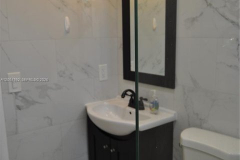 Casa en venta en Hialeah, Florida, 2 dormitorios, 91.32 m2 № 2279540 - foto 21