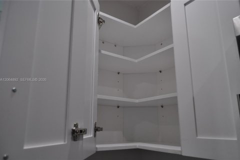 Casa en venta en Hialeah, Florida, 2 dormitorios, 91.32 m2 № 2279540 - foto 15
