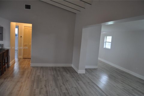 Casa en venta en Hialeah, Florida, 2 dormitorios, 91.32 m2 № 2279540 - foto 5