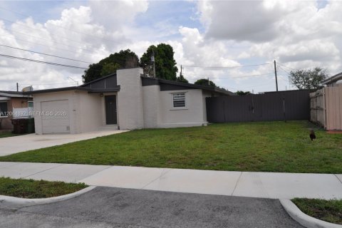 Casa en venta en Hialeah, Florida, 2 dormitorios, 91.32 m2 № 2279540 - foto 2