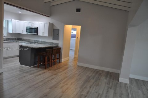 Casa en venta en Hialeah, Florida, 2 dormitorios, 91.32 m2 № 2279540 - foto 7