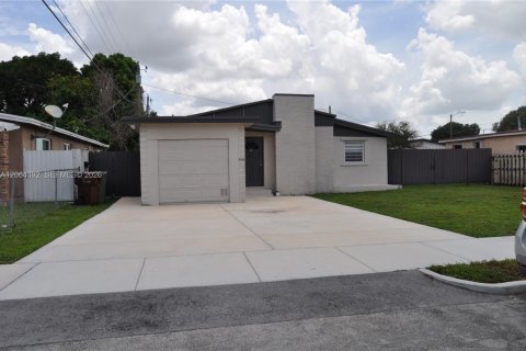 Casa en venta en Hialeah, Florida, 2 dormitorios, 91.32 m2 № 2279540 - foto 3