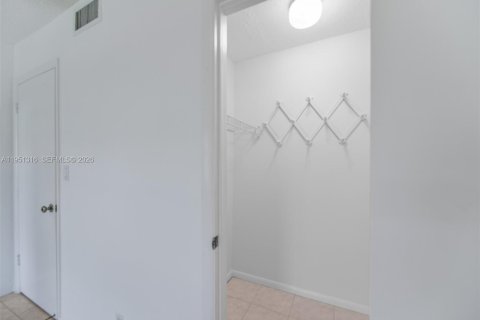 Condominio en venta en Lauderdale Lakes, Florida, 2 dormitorios, 85.47 m2 № 2153138 - foto 16