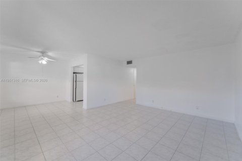 Condominio en venta en Lauderdale Lakes, Florida, 2 dormitorios, 85.47 m2 № 2153138 - foto 11