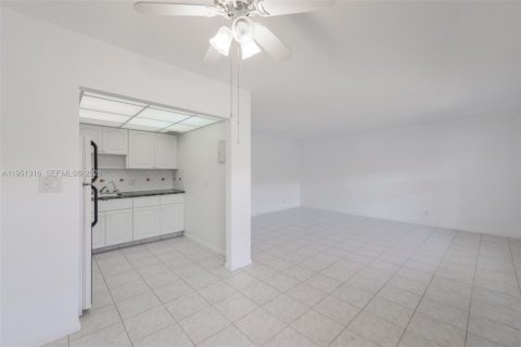 Condominio en venta en Lauderdale Lakes, Florida, 2 dormitorios, 85.47 m2 № 2153138 - foto 29