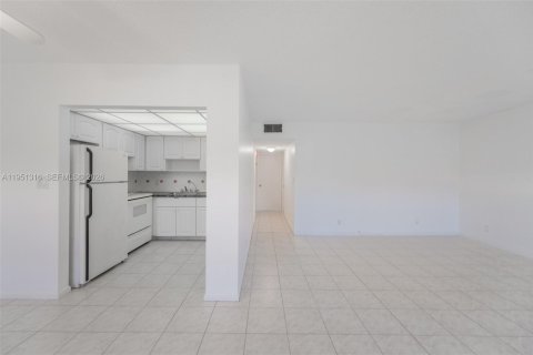 Condominio en venta en Lauderdale Lakes, Florida, 2 dormitorios, 85.47 m2 № 2153138 - foto 14