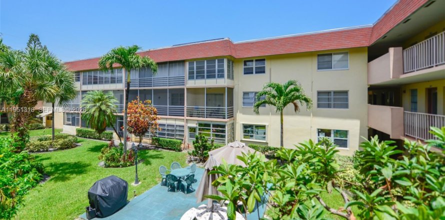 Condominio en Lauderdale Lakes, Florida, 2 dormitorios  № 2153138