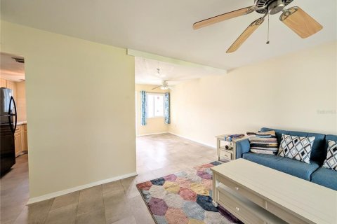 Condo in Bradenton, Florida, 2 bedrooms  № 2200044 - photo 11