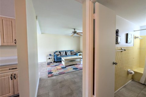 Condo in Bradenton, Florida, 2 bedrooms  № 2200044 - photo 7
