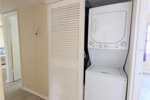 Condo in Bradenton, Florida, 2 bedrooms  № 2200044 - photo 29