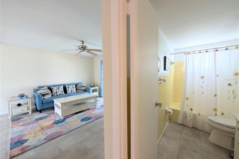 Condo in Bradenton, Florida, 2 bedrooms  № 2200044 - photo 8