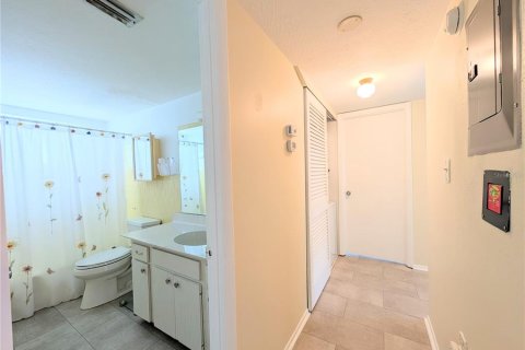 Condo in Bradenton, Florida, 2 bedrooms  № 2200044 - photo 15