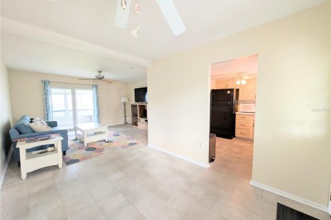 Condo in Bradenton, Florida, 2 bedrooms  № 2200044 - photo 14