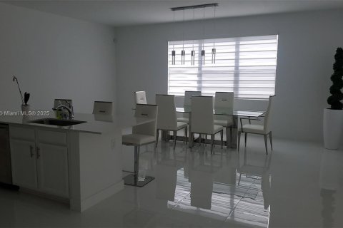 House in Homestead, Florida 4 bedrooms, 237.46 sq.m. № 1861648 - photo 10