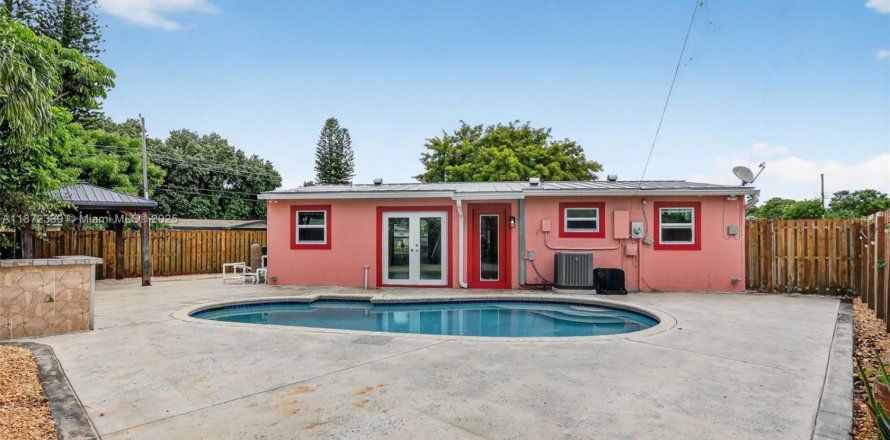 House in Margate, Florida 3 bedrooms, 112.23 sq.m. № 1895877