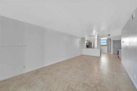 Condo in Oakland Park, Florida, 2 bedrooms  № 1969501 - photo 17