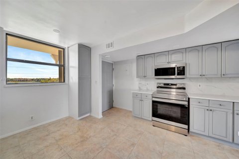 Condo in Oakland Park, Florida, 2 bedrooms  № 1969501 - photo 9