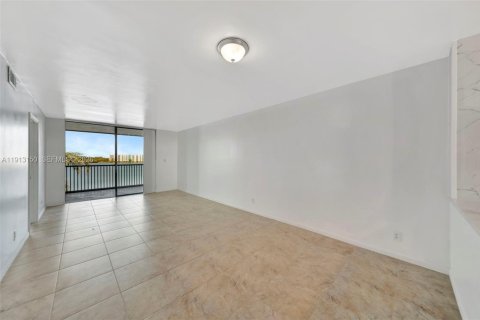Condo in Oakland Park, Florida, 2 bedrooms  № 1969501 - photo 11