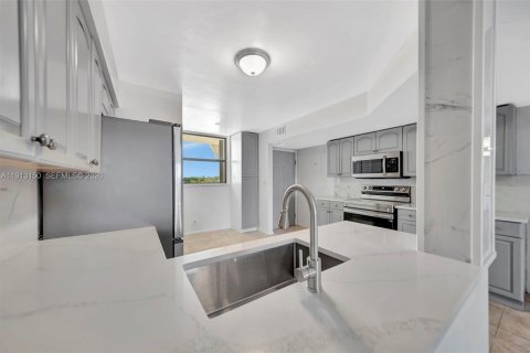 Condo in Oakland Park, Florida, 2 bedrooms  № 1969501 - photo 14