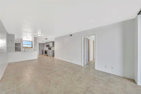 Condo in Oakland Park, Florida, 2 bedrooms  № 1969501 - photo 18