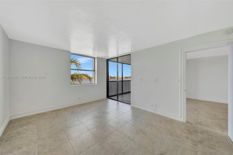 Condo in Oakland Park, Florida, 2 bedrooms  № 1969501 - photo 21