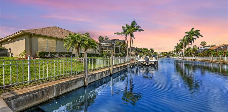 House in Bradenton, Florida 4 bedrooms, 206.8 sq.m. № 1813519