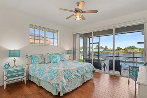 House in Port Charlotte, Florida 4 bedrooms, 333.52 sq.m. № 2430609 - photo 17