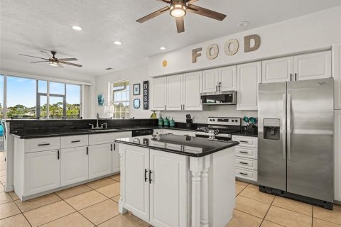 House in Port Charlotte, Florida 4 bedrooms, 333.52 sq.m. № 2430609 - photo 9