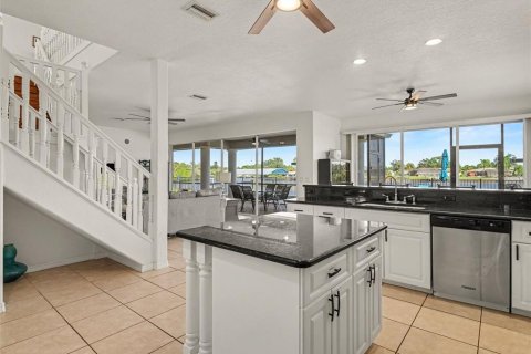 House in Port Charlotte, Florida 4 bedrooms, 333.52 sq.m. № 2430609 - photo 10