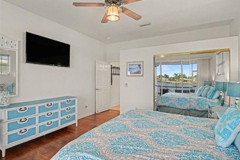 House in Port Charlotte, Florida 4 bedrooms, 333.52 sq.m. № 2430609 - photo 16