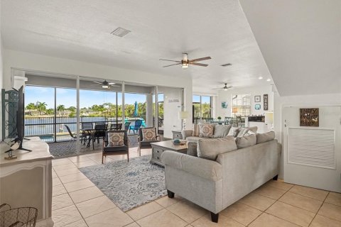 House in Port Charlotte, Florida 4 bedrooms, 333.52 sq.m. № 2430609 - photo 13