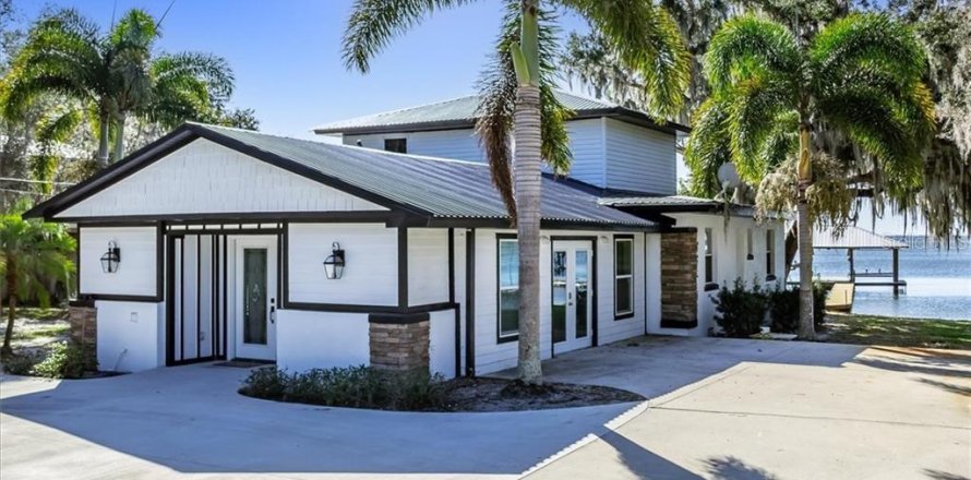 House in Lake Placid, Florida 5 bedrooms, 278.71 sq.m. № 1900563