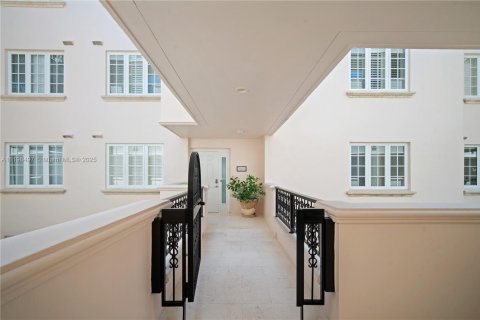 Снять в аренду кондоминиум в Фишер-Айленд, Флорида 3 спальни, 170.75м2, № 2034455 - фото 3