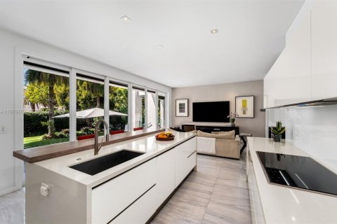 House in Key Biscayne, Florida 6 bedrooms, 375.6 sq.m. № 2045007 - photo 7