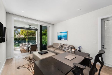 House in Key Biscayne, Florida 6 bedrooms, 375.6 sq.m. № 2045007 - photo 12