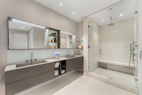 House in Key Biscayne, Florida 6 bedrooms, 375.6 sq.m. № 2045007 - photo 10