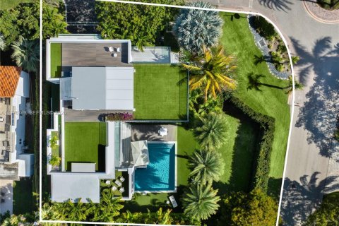 House in Key Biscayne, Florida 6 bedrooms, 375.6 sq.m. № 2045007 - photo 22