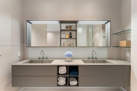 House in Key Biscayne, Florida 6 bedrooms, 375.6 sq.m. № 2045007 - photo 29