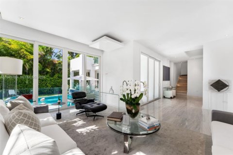 House in Key Biscayne, Florida 6 bedrooms, 375.6 sq.m. № 2045007 - photo 25