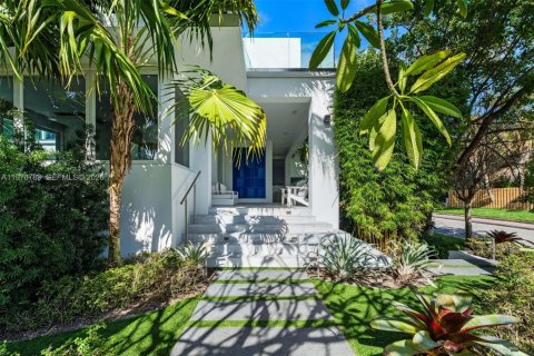 House in Key Biscayne, Florida 6 bedrooms, 375.6 sq.m. № 2045007 - photo 24