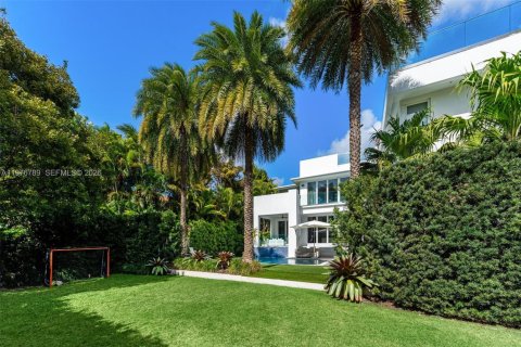 House in Key Biscayne, Florida 6 bedrooms, 375.6 sq.m. № 2045007 - photo 21