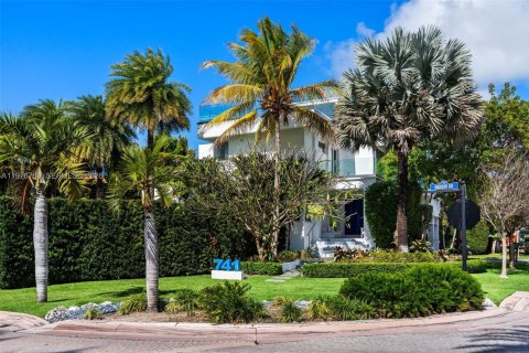 House in Key Biscayne, Florida 6 bedrooms, 375.6 sq.m. № 2045007 - photo 3