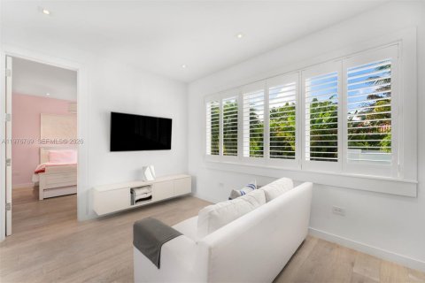 House in Key Biscayne, Florida 6 bedrooms, 375.6 sq.m. № 2045007 - photo 13