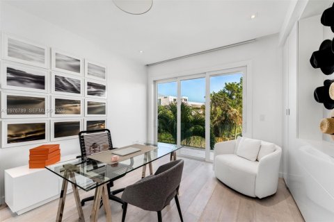 House in Key Biscayne, Florida 6 bedrooms, 375.6 sq.m. № 2045007 - photo 16