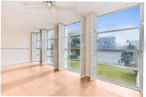 Copropriété à louer à Hallandale Beach, Floride: 2 chambres, 85.84 m2 № 1938848 - photo 3