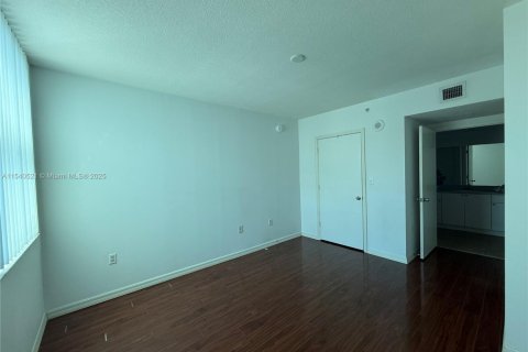 Condo in Surfside, Florida, 1 bedroom  № 1862292 - photo 18