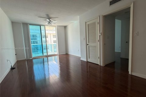 Condo in Surfside, Florida, 1 bedroom  № 1862292 - photo 3