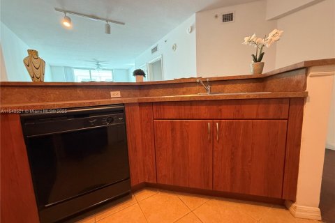 Condo in Surfside, Florida, 1 bedroom  № 1862292 - photo 11